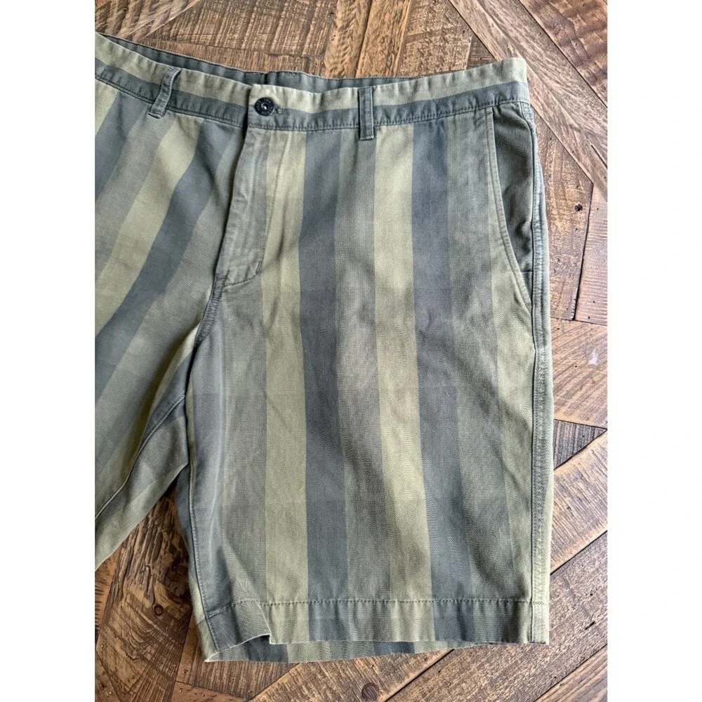 The North Face Mens 40 Green Striped Shorts Stretch Casual Golf Outdoor